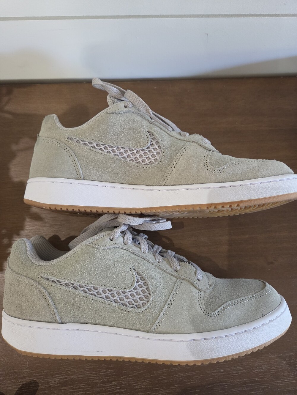 Womens 8.5 EXCELLENT condition Nike Eberon Sneakers